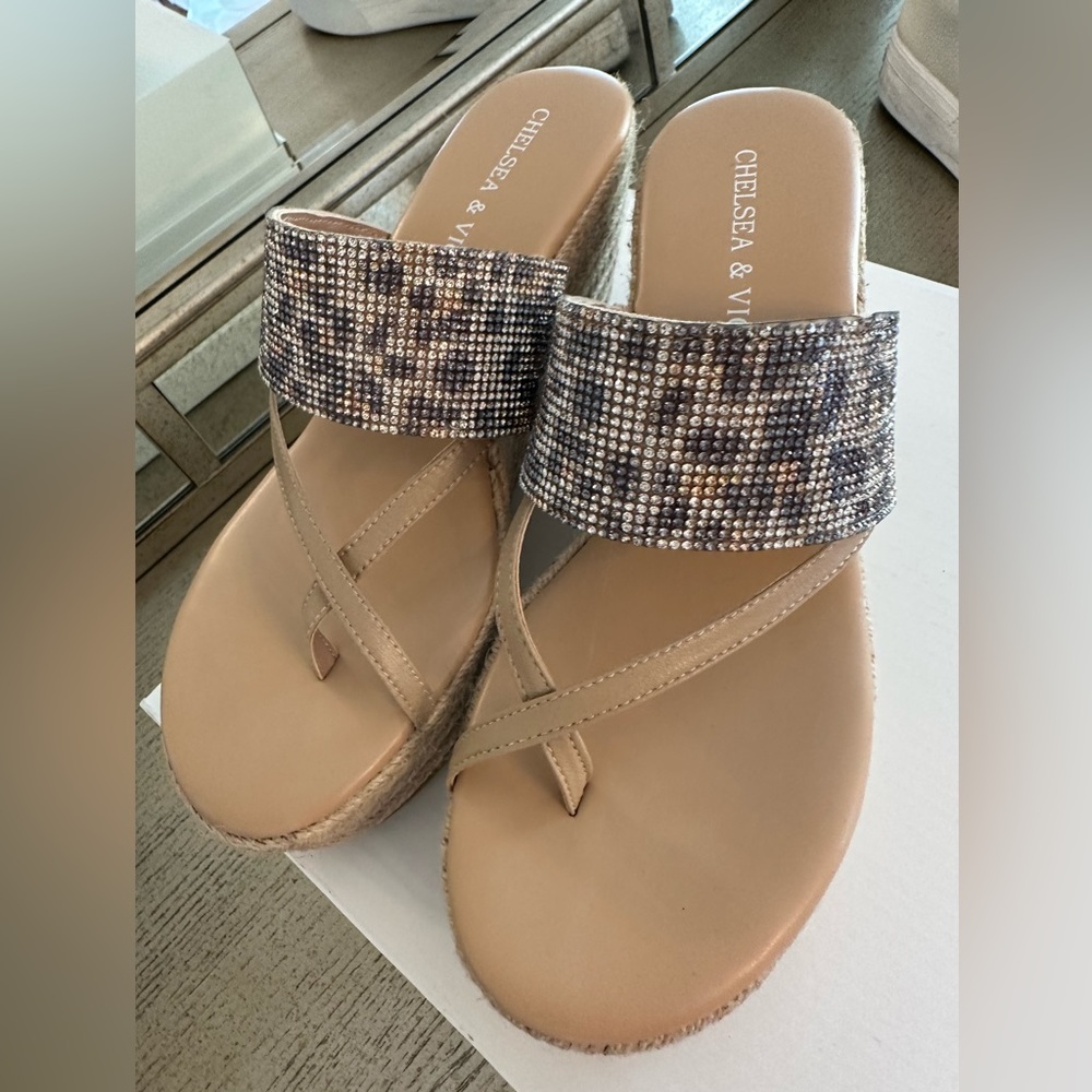 Beautiful crystal sandal - never worn 8.5